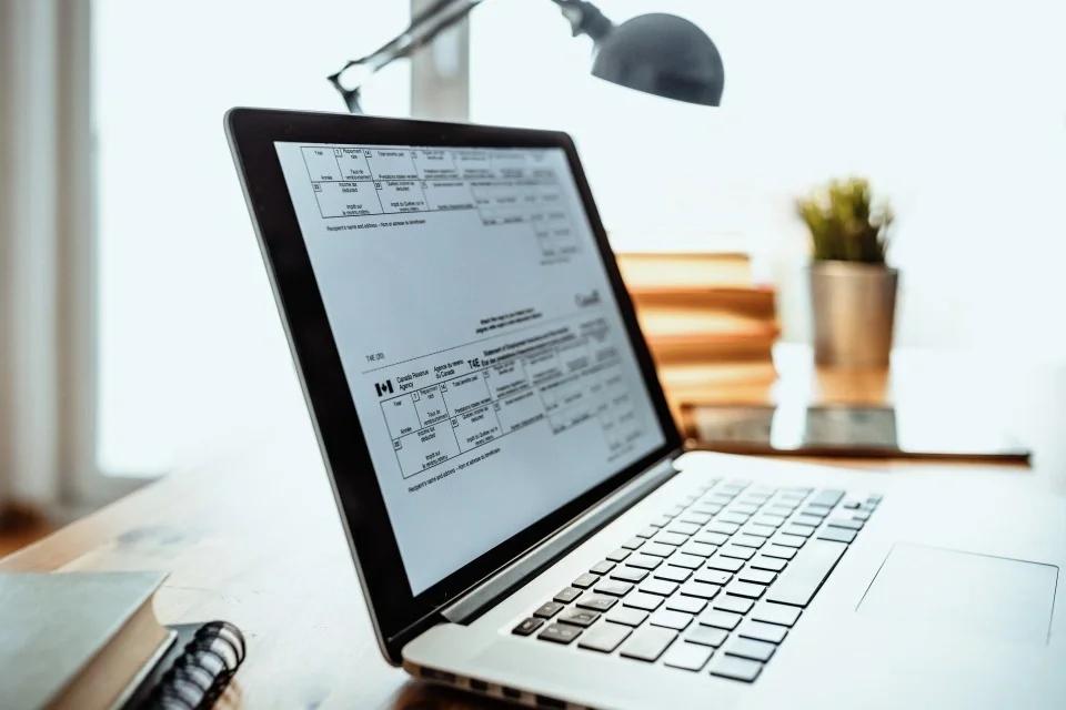 ordinateur sur la table